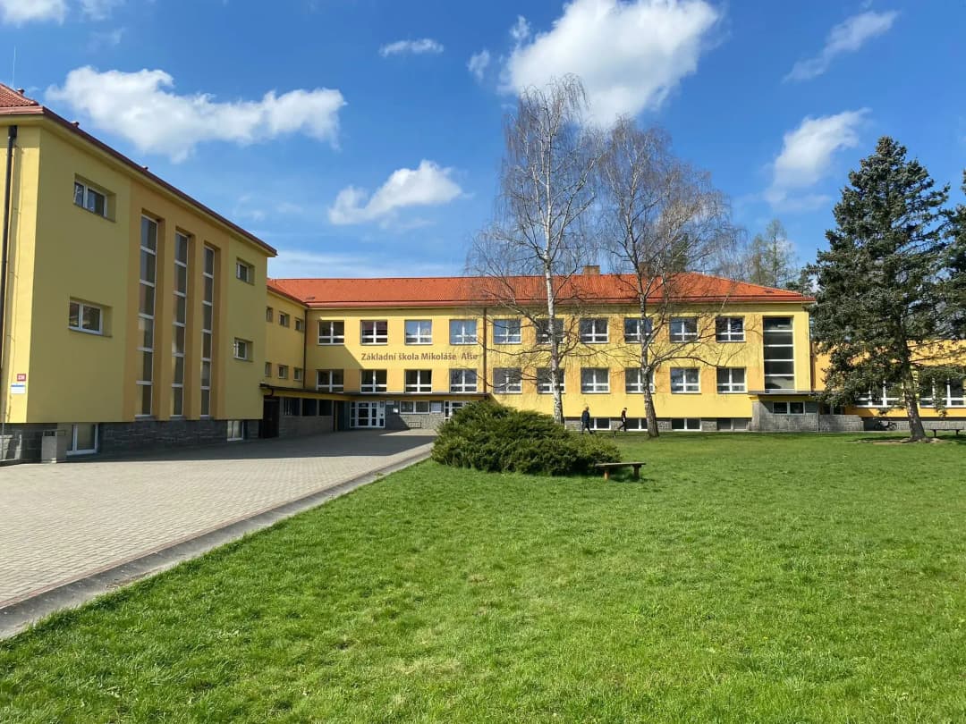 Základní škola Mikoláše Alše v Miroticích