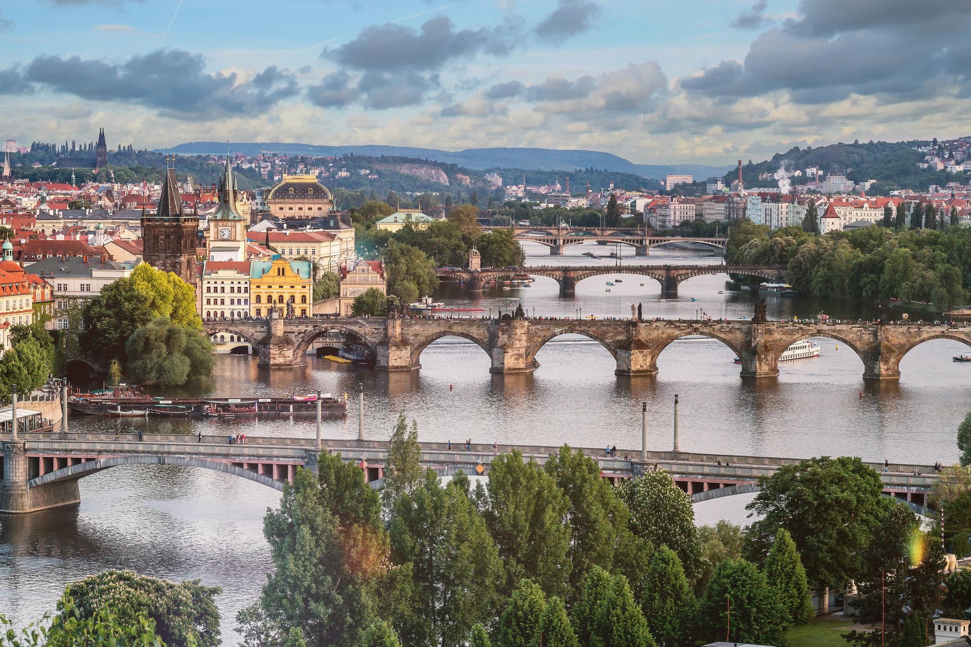Fotografie Karlova mostu ve městě Praha (Autor/ka fotografie: JESHOOTS.com: https://www.pexels.com/cs-cz/foto/442583/)